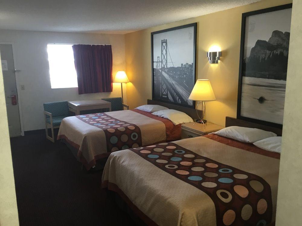 Super 8 By Wyndham Bishop Motel Exterior photo
