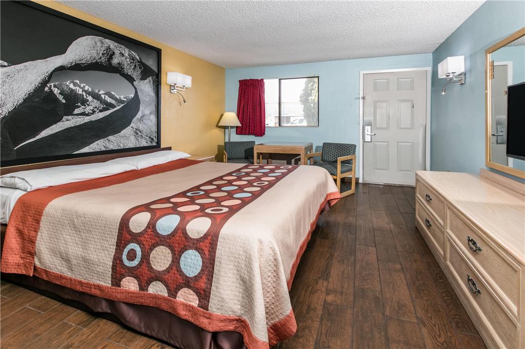 Super 8 By Wyndham Bishop Motel Room photo
