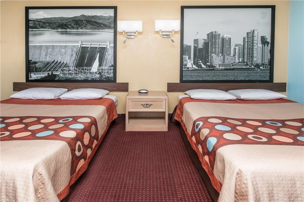 Super 8 By Wyndham Bishop Motel Room photo