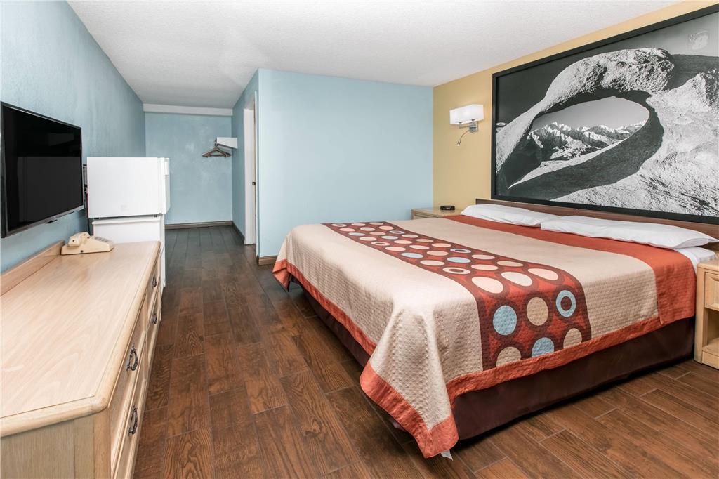 Super 8 By Wyndham Bishop Motel Room photo