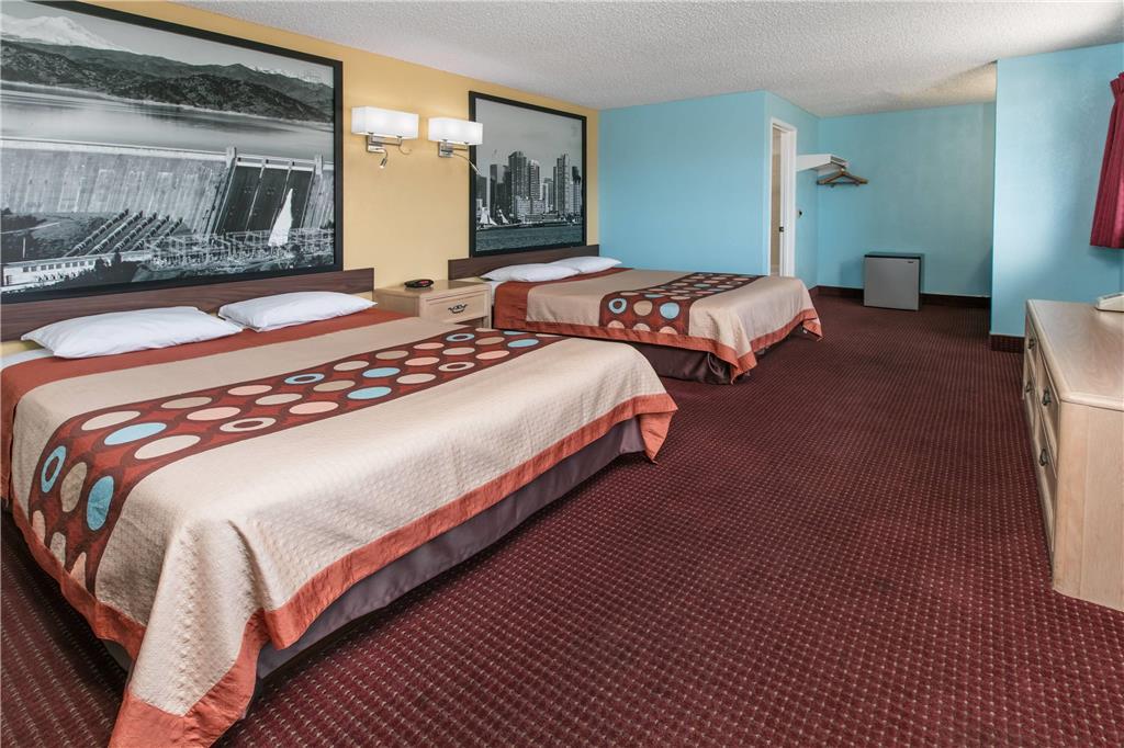 Super 8 By Wyndham Bishop Motel Room photo