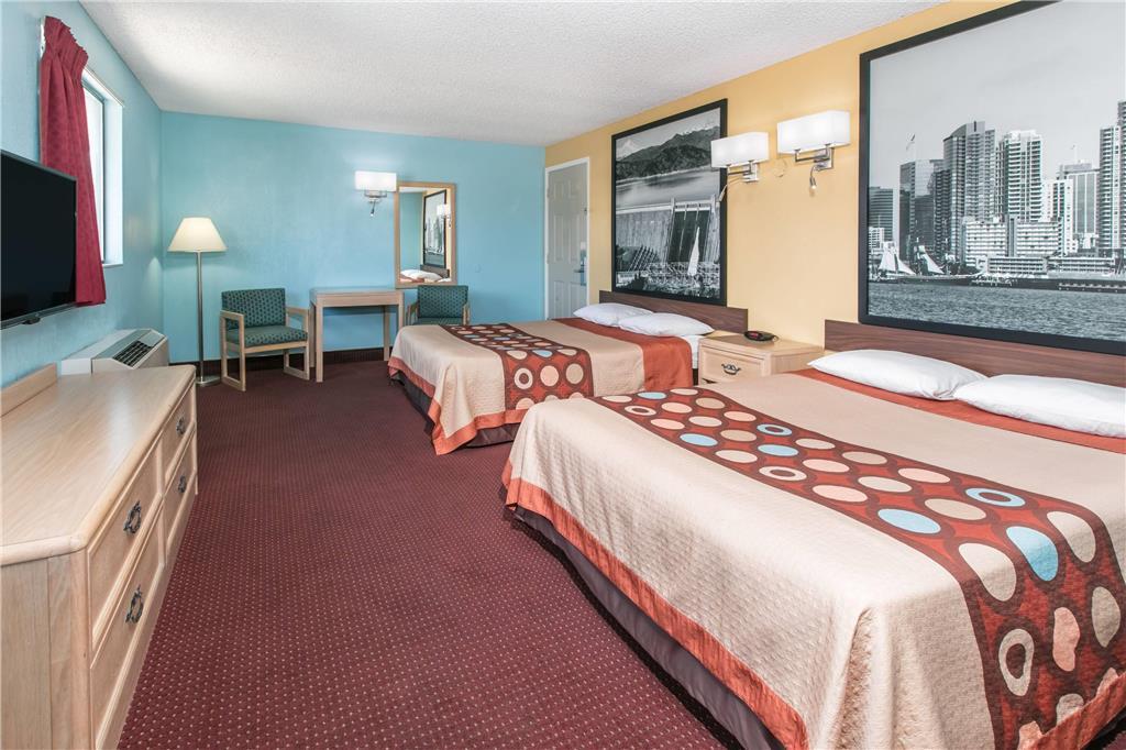 Super 8 By Wyndham Bishop Motel Room photo
