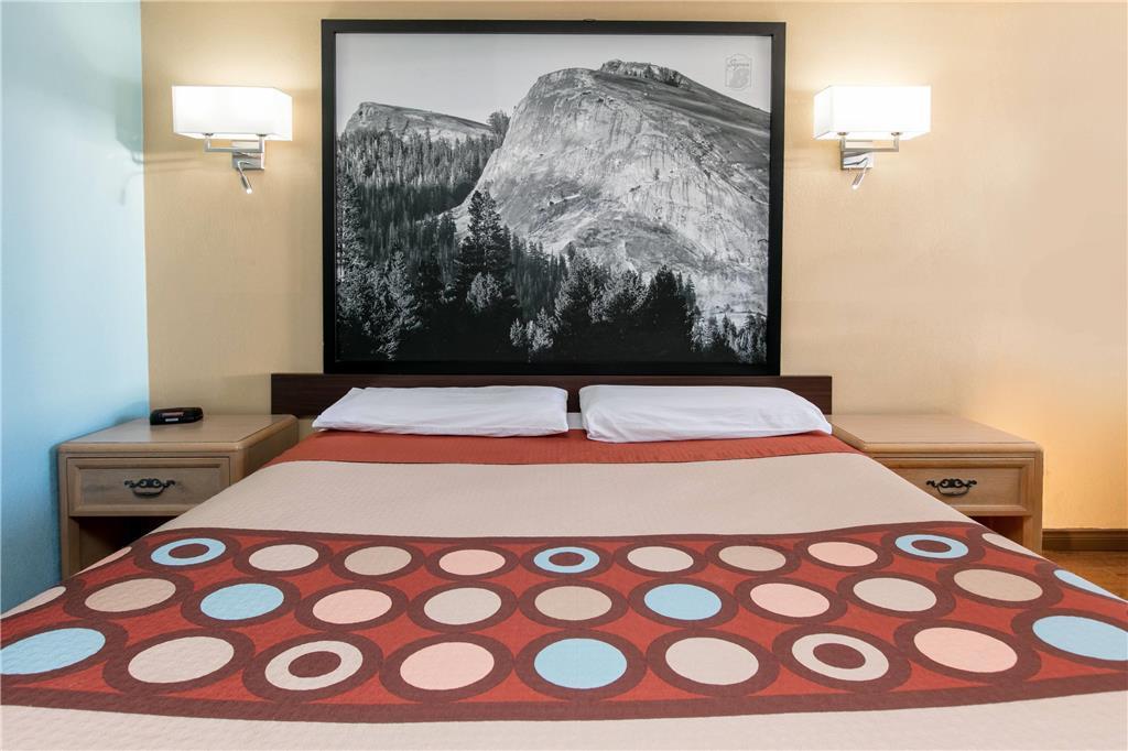 Super 8 By Wyndham Bishop Motel Room photo