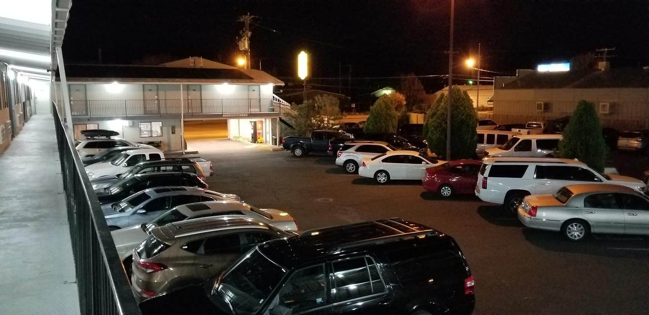 Super 8 By Wyndham Bishop Motel Exterior photo