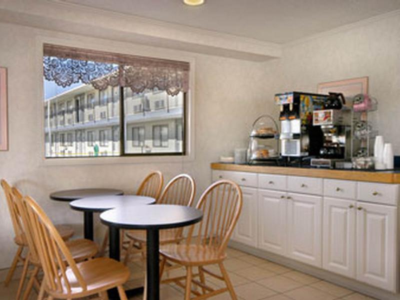 Super 8 By Wyndham Bishop Motel Exterior photo