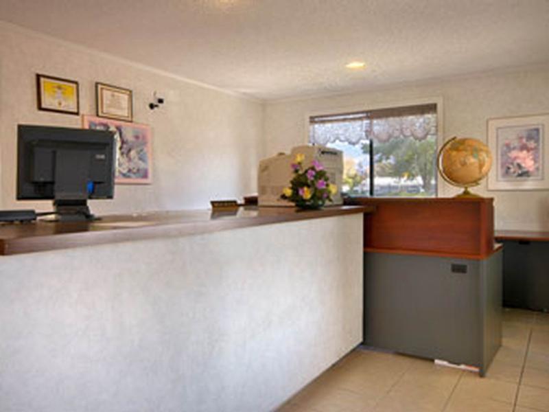 Super 8 By Wyndham Bishop Motel Exterior photo