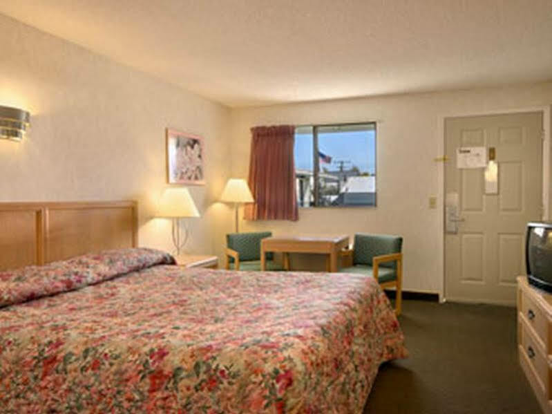 Super 8 By Wyndham Bishop Motel Exterior photo